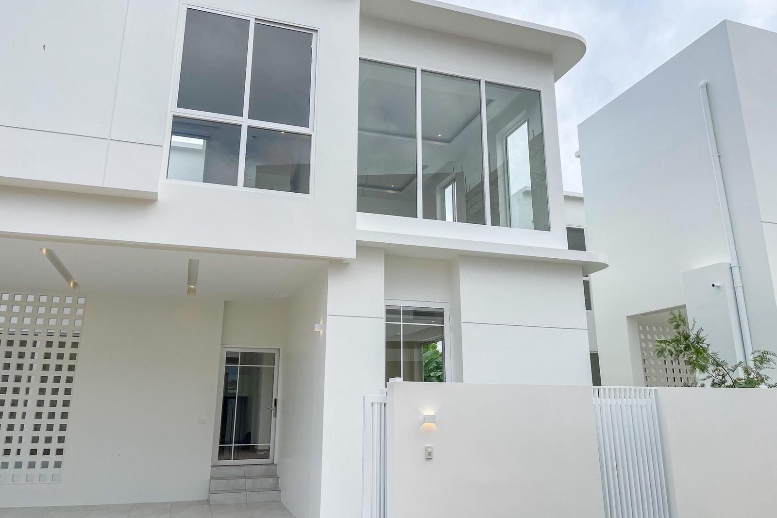 Modern 4-Bedroom Pool Villa in Suthep Near Chiang Mai International Airport