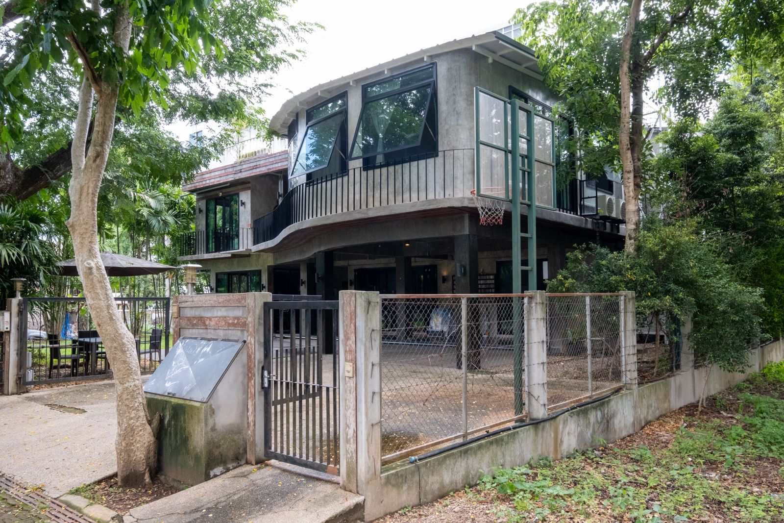Unique 5 Bedroom with Gorgeous Mountain Views