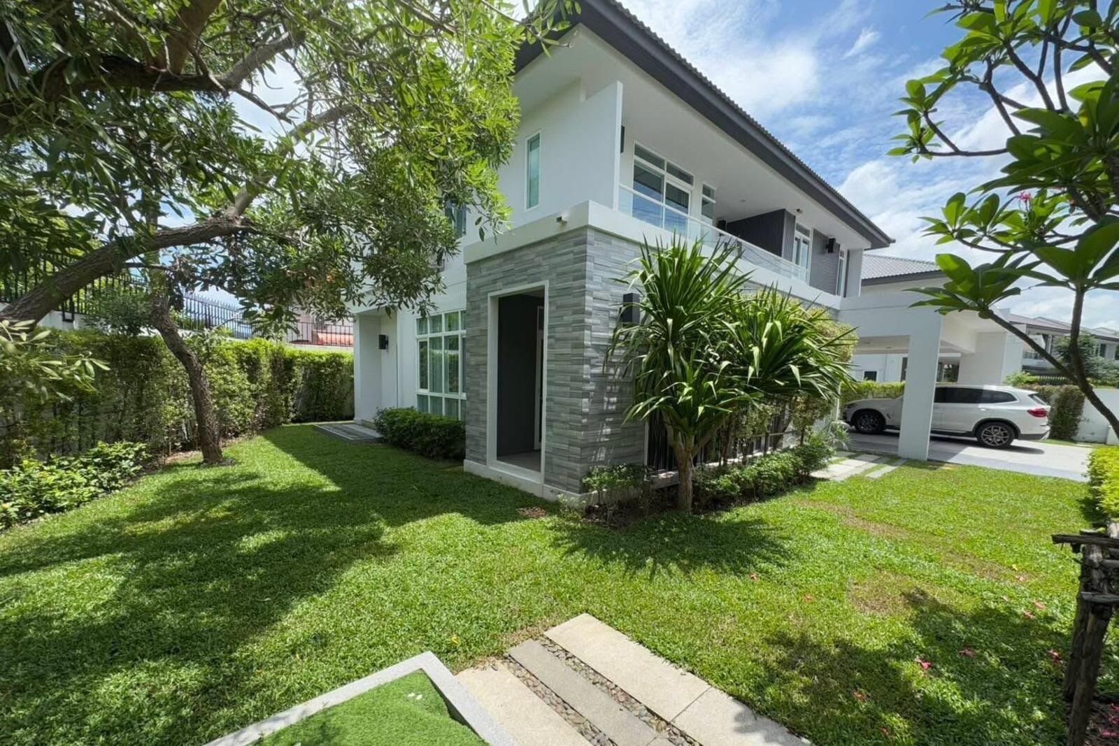 Prime Residence in Land and Houses’ MANTANA SANSAI