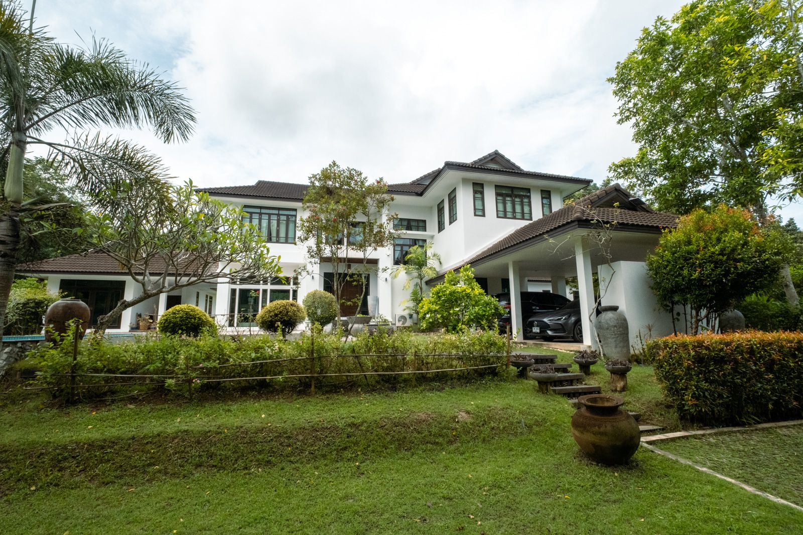 Large Residence with Garden Near Prem School