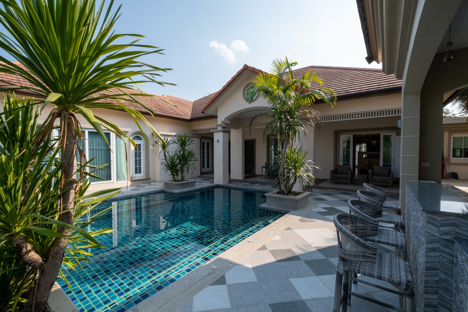 Lakeside Luxury 3-Bedroom: Exclusive Pool Villa in Mae Rim