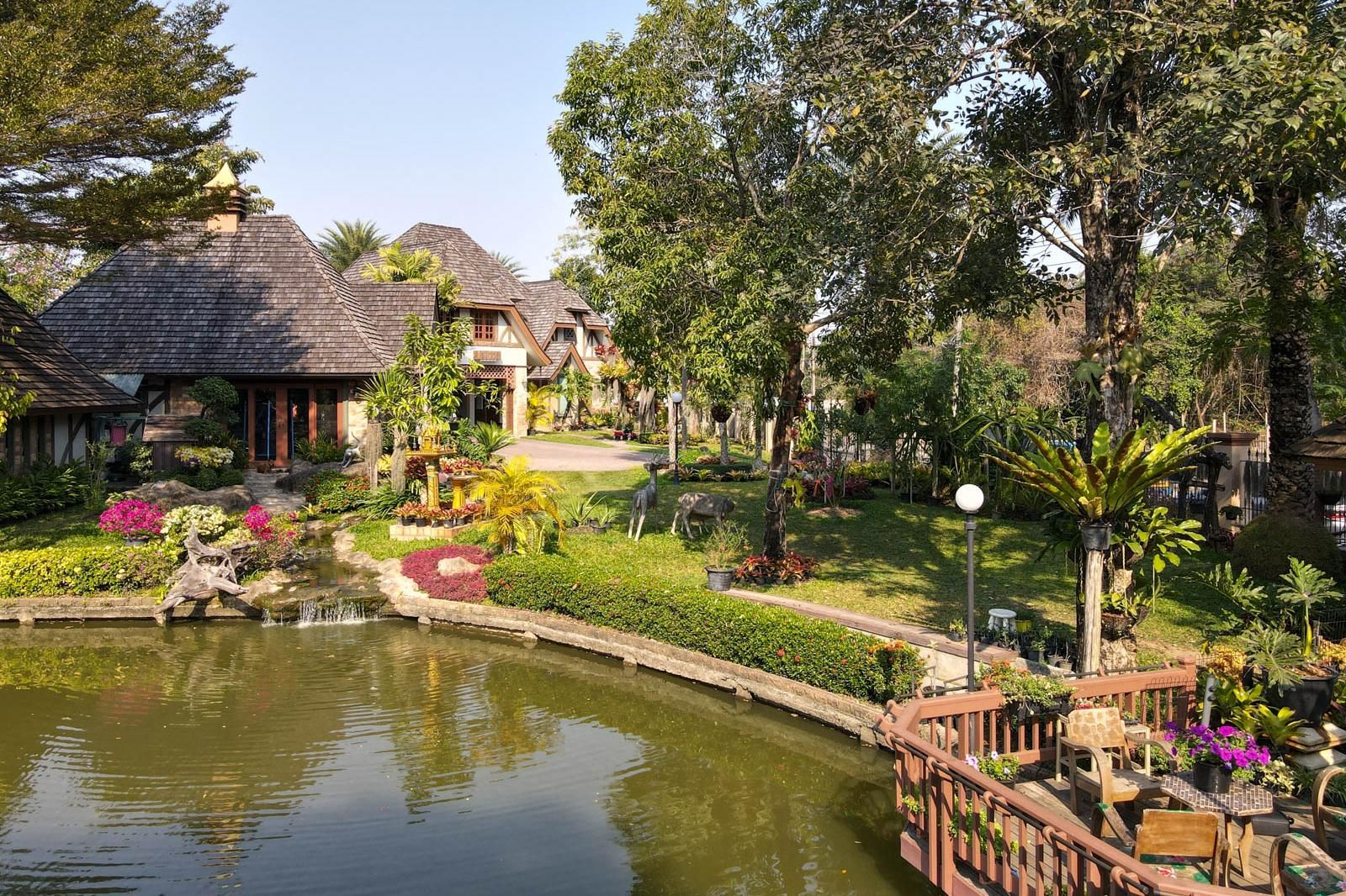 4 Bedroom Luxury Lakeside House in City