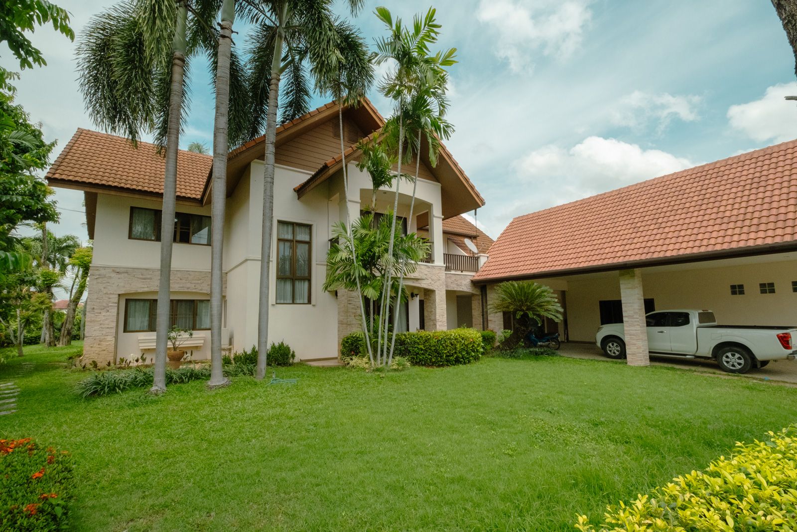 4 Bedroom with Guesthouse in Great Location