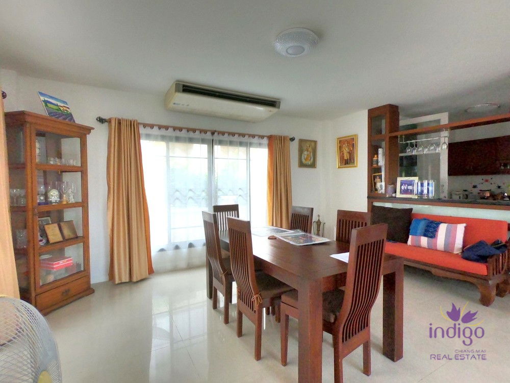 Beautiful large well maintained 4 bedroom family home in a great gated community in a great location close to Unity, ACIS and Varee Schools.