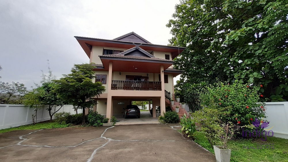 Charming 4 bedroom home with a large garden in a peaceful semi-rural area in a Thai neighbourhood in San Kamphaeng.