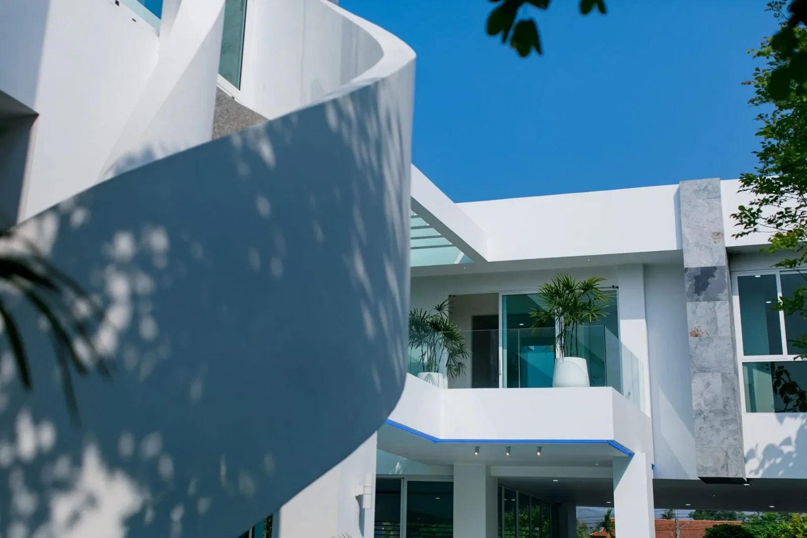 Luxury Pool Villa with Lift For Sale in World Club Land