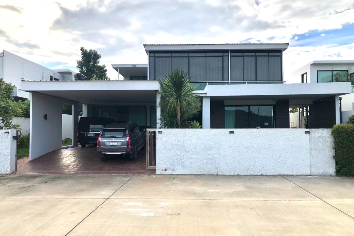 Modern style 4 bedroom house with pool for sale in San Kamphaeng, Chiang Mai