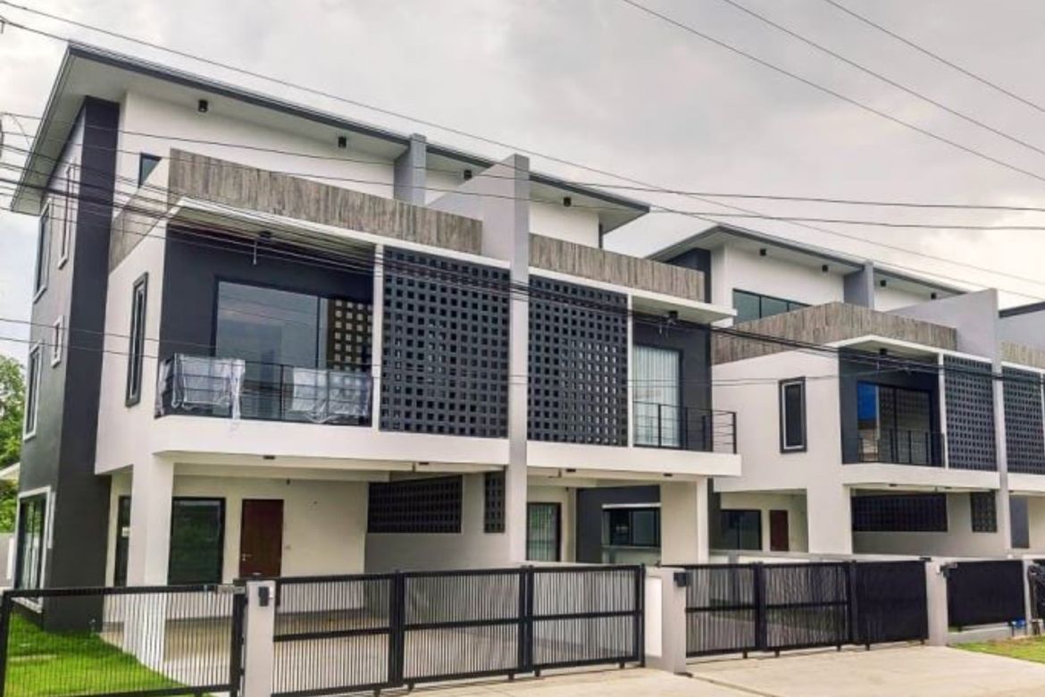Brand new townhouse for sale in Sankhampeang, Chiang Mai