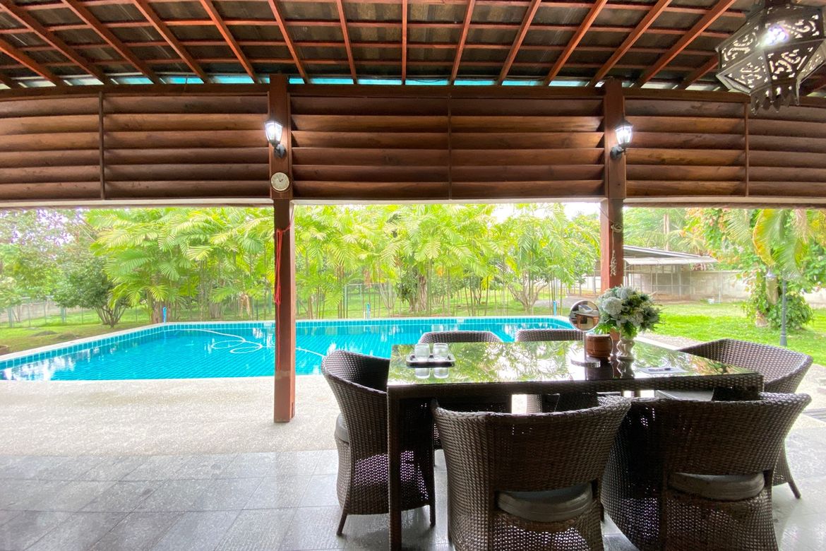 6 bed family home with private pool for sale in Nam Phrae Chiang Mai